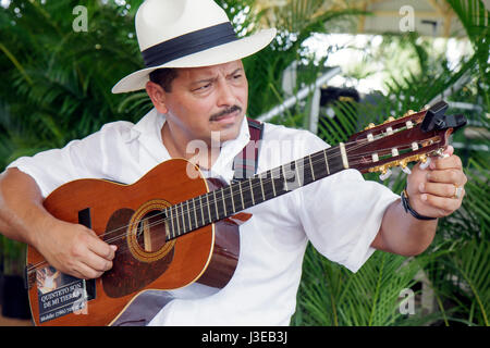Miami Florida, Tropical Park, Cuban Exodus Relief Project, Festival, Festivals, Politik, Musiker, Quintett, Son de Mi Tierra, Exil, Diaspora, Hispanic Latin Stockfoto