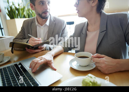 Planung der Arbeit im café Stockfoto