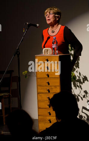 Prue Leith, TV Koch, Sender und Kochkunst Schriftsteller und Romancier abgebildet auf 5 x 15-Event an der Hütte, London. Prue wurde OBE im Jahr 1989 und ein CBE 2010 Birthday Honours verliehen. Sie hat vor kurzem ihre Memoiren, Relish veröffentlicht; Mein Leben auf einem Teller. . Aufnahmen 16. April 2012 Stockfoto