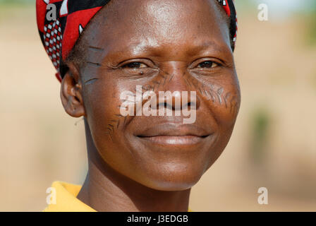 BURKINA FASO, Kaya, Hilfsprojekt der katholischen Kirche für erzwungene verheiratete Mädchen in Boken, junge Frau mit scarification Stockfoto