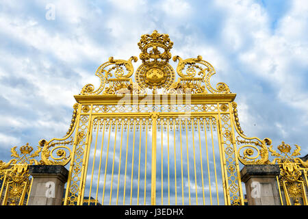 Versailles goldenen Palast Eingang, Symbol des Sonnenkönigs Louis XIV macht, Frankreich. Stockfoto