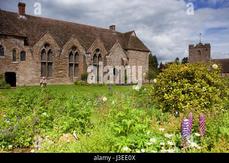 Der Innenhof, 13. Jahrhundert große Halle und Kirchturm, gesehen von ganz herrliche Blumenbeete, Stokesay Castle, Shropshire, England, Großbritannien Stockfoto