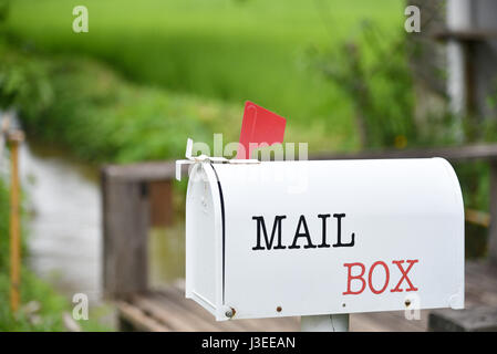 Weißen Briefkasten vor einem Haus Stockfoto