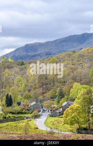 Ein sonniger, aber bewölkt, Tag im Frühling in Elterwater Dorf, Seenplatte, Cumbria, England. Stockfoto