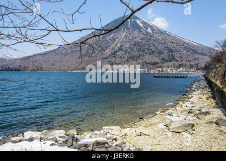 Mount Nantai und Chuzenji See, im Frühling mit Schnee auf der Spitze. Stockfoto