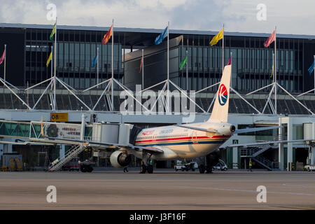 Sanya, Hainan, China ist 25. April 2017 - Flugzeug des Unternehmens China Eastern es nahe dem Terminal der inländischen Fluggesellschaften Flughafen Phoenix Stockfoto