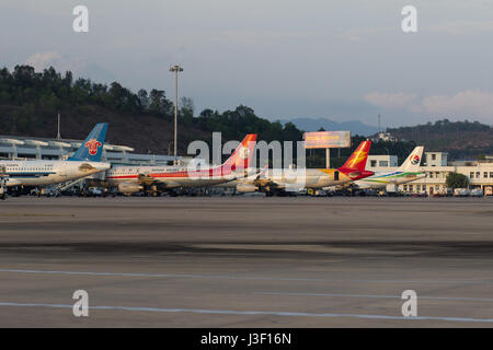 Sanya, Hainan, China sind 25. April 2017 - vier Flugzeuge in der Nähe von verschiedenen Fluggesellschaften und Modelle in der Nähe der Terminals der inländischen Fluggesellschaften Flughafen Phoenix Stockfoto