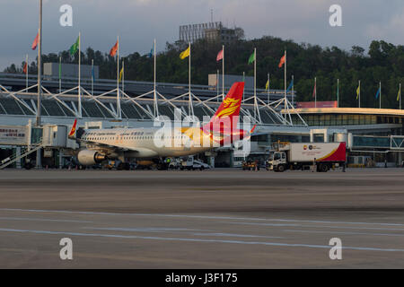 Sanya, Hainan, China 25. April 2017 - Capital Airlines Airbus a-320 Flugzeuge steht nahe dem Terminal des inländischen Fluggesellschaften am Flughafen Phoenix Stockfoto