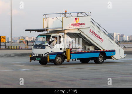 Sanya, Hainan, China 25. April 2017 - Grunde LKW-Ladung mit einer Teleskop Leiter an Bord Passagiere auf die Landebahn des Flughafens Phoenix installiert Stockfoto