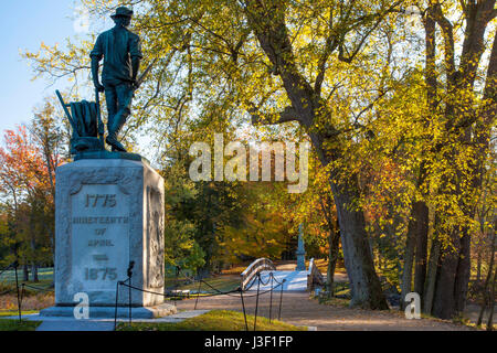 Herbst Farbe in den Ahornbäumen im Morgengrauen über die Minuteman-Denkmal und die Old North Bridge in Concord, Massachusetts, USA Stockfoto