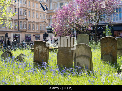 Alte Grabsteine in der Pfarrei Kirche von Saint Mary Magdalen, Oxford, Oxfordshire, England Stockfoto