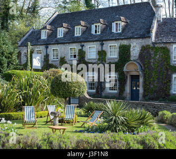 Gestreifte Liegestühle im Garten am Swan Hotel, Bibury, Cotswolds, Gloucestershire, England Stockfoto