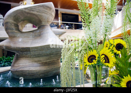 Miami Florida, InterContinental, Hotelhotels, Motel Motels, Lobby, Henry Moore-Skulptur, Blumenarrangement, Sonnenblume, Reisende Stockfoto