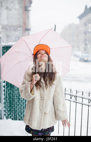 Junge Frau im Schnee Stockfoto