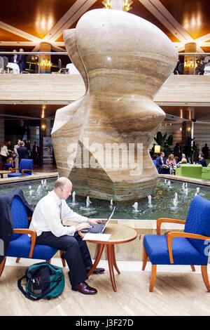 Miami Florida, InterContinental, Hotelhotels in Motelhotels, Lobby, Wireless Internet, Netzwerk, Signal, Wi-Fi, Henry Moore-Skulptur, Brunnen, Atrium, Marmor, Stockfoto
