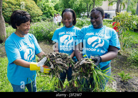 Miami Florida, Little Haiti, Stadtteile im Bloom Butterfly Garden, Freiwillige Freiwillige Freiwillige arbeiten als Arbeiter, arbeiten zusammen, um Hilfe zu leisten Stockfoto