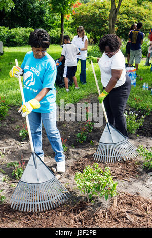 Miami Florida, Little Haiti, Nachbarschaften in Bloom Butterfly Garden, Freiwillige Freiwillige Freiwillige arbeiten Arbeiter, Teamarbeit zusammen ser Stockfoto