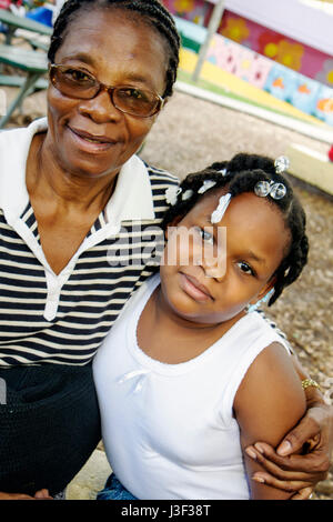 Miami Florida, Little Haiti, Range Park, Back to School Schwarze Frau weibliche Frauen, Mädchen, Youngster, Kinder Kinder Studenten Schüler Erwachsene, Erwachsene, c Stockfoto