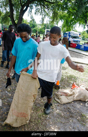 Miami Florida,Little Haiti,Range Park,Back to School Event,Schwarze Schwarze Afrikanische Afrikaner ethnische Minderheit,Junge Jungen,männliche Kinder Kinder Kinder Jugendliche Stockfoto