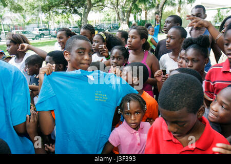 Miami Florida,Little Haiti,Range Park,Back to School Event,Schwarze Schwarze Afrikanische Afrikaner ethnische Minderheit,Junge Jungen,männliche Kinder Kinder Kinder Jugendliche Stockfoto