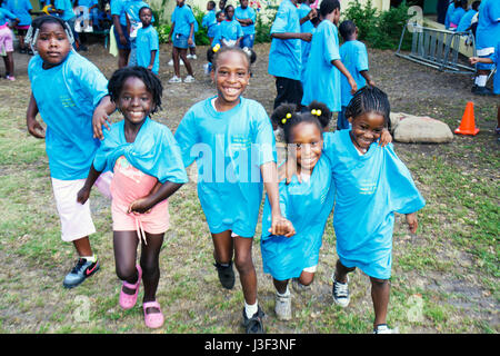 Miami Florida,Little Haiti,Range Park,Back to School Event,Schwarze Schwarze Afrikanische Afrikaner ethnische Minderheit,Mädchen,Jugendliche Jugendliche Jugendliche Stockfoto