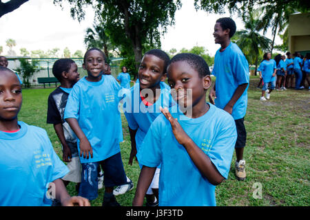 Miami Florida, Little Haiti, Range Park, Back to School Schwarze Jungen, männliches Kind Kinder Kind Kinder Youngster, Gruppe, Studenten Schüler Kinder, Tee, t Stockfoto