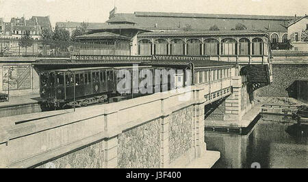Der Gare de la Bastille war ein Bahnhof in Paris, der von 1859 bis 1969 in Betrieb war. Es befand sich im 12. Arrondissement und diente als Knotenpunkt für Züge, die nach Ostfrankreich fuhren, bevor es stillgelegt und abgerissen wurde, um Platz für moderne Entwicklungen zu schaffen. Stockfoto