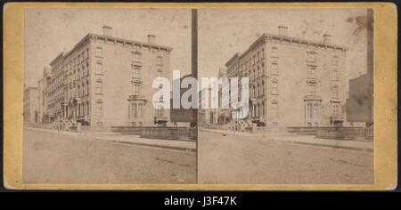 Ein historisches Foto von der Fifth Avenue und der 37th Street mit Blick nach Norden in New York City, aufgenommen von E. & H.T. Anthony. Dieses Bild fängt einen Moment der Stadtentwicklung im 19. Jahrhundert ein. Stockfoto
