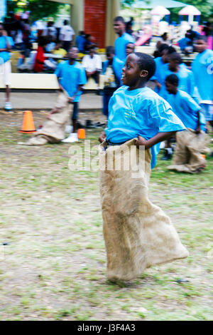 Miami Florida,Little Haiti,Range Park,Back to School Event,Schwarze Schwarze Afrikanische Afrikaner ethnische Minderheit,Junge Jungen,männliche Kinder Kinder Kinder Jugendliche Stockfoto