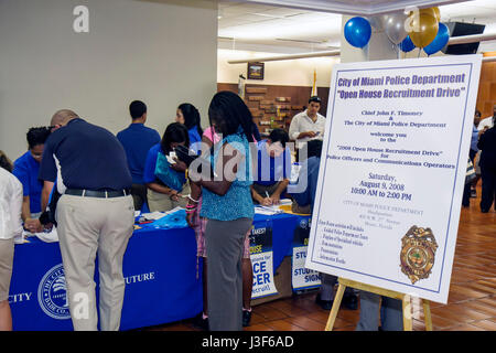 Miami Florida, Miami Polizeidezernat, Polizeirekrutierung Offene Häuser Häuser Wohnheime Residenz, Poster, Schwarze Schwarze Afrikanische Afrikanische Afrikanische ethnische Minderheit, A Stockfoto