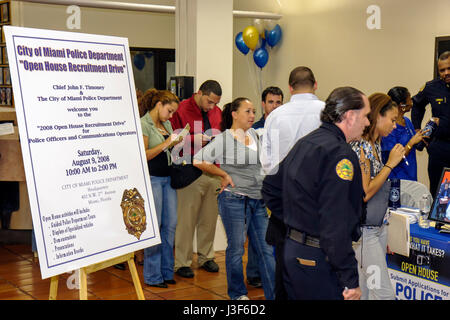 Miami Florida, Miami Police Department, Polizeirekrutierung offenes Haus, Häuser, Poster, multikulturell, schwarzafrikanische Afrikaner, hispanischer Mann Männer, Frau FEM Stockfoto