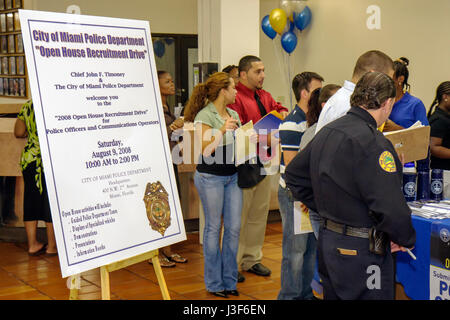 Miami Florida, Miami Police Department, Polizeirekrutierung offenes Haus, Häuser, Poster, hispanischer Mann Männer männlich, Frau weibliche Frauen, Offizier, Bewerber, Linie, emp Stockfoto