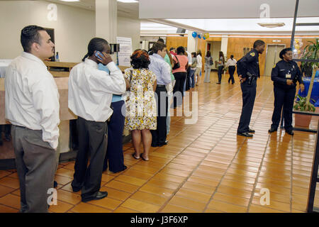 Miami Florida, Miami Polizeidezernat, Polizeirekrutierung Häuser mit offenem Haus Wohnheim Wohnsitz, multikulturell, Schwarze Schwarze Afrikanische Afrikaner, Hispanic L Stockfoto