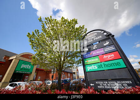 Haustiere zu Hause speichern auf London Road Retail Park, Southend on Sea, Essex, mit Currys, PC World, Homebase, Argos und Carphone Warehouse. Ladenfront Stockfoto