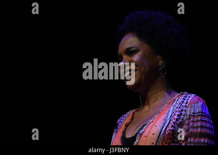 Teresa Cristina führt während der Show "Caetano Presenta Teresa" im Circo Price Theater in Madrid. (Foto von: Jorge Sanz/Pacific Press) Stockfoto