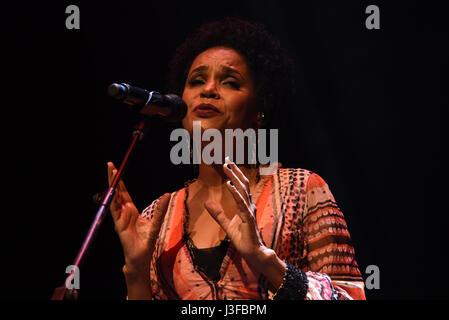 Teresa Cristina führt während der Show "Caetano Presenta Teresa" im Circo Price Theater in Madrid. (Foto von: Jorge Sanz/Pacific Press) Stockfoto