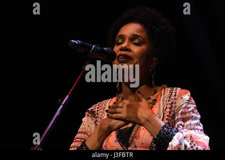 Teresa Cristina führt während der Show "Caetano Presenta Teresa" im Circo Price Theater in Madrid. (Foto von: Jorge Sanz/Pacific Press) Stockfoto