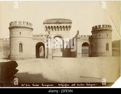 Dieses Foto zeigt einen historischen Blick auf die Porta Saragozza in Bologna, Italien, ein wichtiges Stadttor, das seit Jahrhunderten als wichtiges Wahrzeichen und Einstiegspunkt diente. Stockfoto