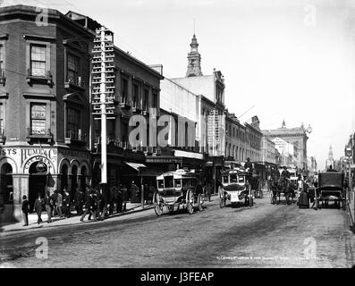 Dieses historische Foto zeigt die George Street in Sydney, die von der Hunter Street nach Süden blickt. Das Bild fängt eine geschäftige Straßenszene mit Architektur und Verkehr des frühen 20. Jahrhunderts ein und bietet einen Einblick in die städtische Entwicklung und das tägliche Leben zu dieser Zeit Sydneyâ. Stockfoto