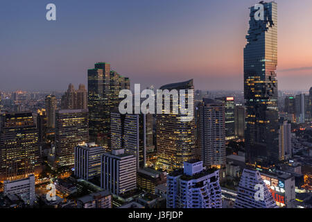 Malerische Aussicht MahaNakhon und viele andere Wolkenkratzer in der Innenstadt von Bangkok, Thailand, in der Sonnenuntergang von oben beleuchtet. Stockfoto