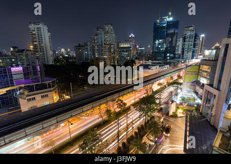 Malerische Aussicht auf die Wolkenkratzer und Sukhumvit Road in der Innenstadt von Bangkok, Thailand, in der Nacht von oben. Stockfoto