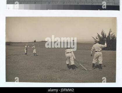 Abb. 5 vier Jungs mit einem Ball & zwei Fledermäuse spielen zwei alte Katze (NYPL b13537024 56135) Stockfoto