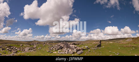 Aussicht auf die umliegenden Toren aus dem stillgelegten Steinbruch Gebäude am Foggintor Steinbruch, Dartmoor National Park, UK. Stockfoto