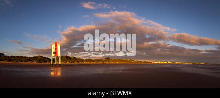 Atemberaubende Aussicht auf die hölzerne Leuchtturm am Burnham am Meer in Somerset in der Nähe von Sunset. Der Leuchtturm ist in goldenes Licht getaucht. Stockfoto