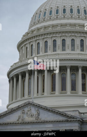 Nahaufnahme des US Capitol Dome mit wehenden amerikanischen Flagge. Stockfoto