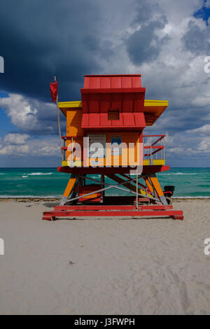 Bunte Rettungsschwimmer stehen in Miami Beach, Florida Stockfoto