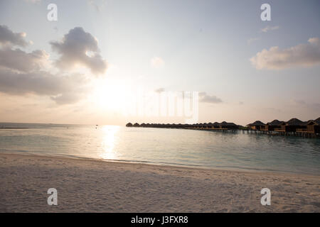 Tropisches Paradies Sonnenuntergang Sonnenaufgang Überblick über Wasser Bungalow Stockfoto