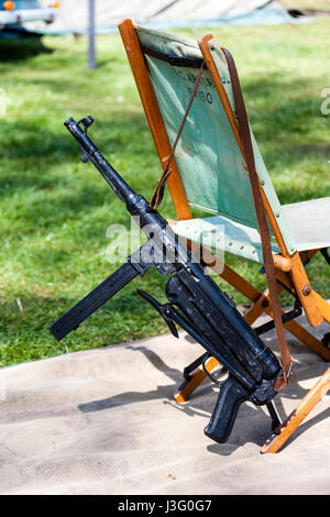 Gruß zu den Re 40-enactment Ereignis'. Desert Rats Living History Group, Deutsche MP40 Maschinenpistole hängen von der Rückseite der Fold-up-Stuhl Stockfoto