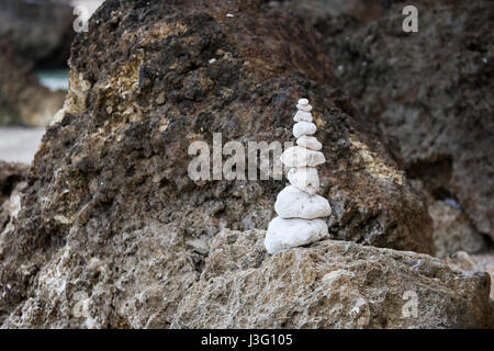 Zen Meditation Hintergrund - ausgewogene Steinen Stack hautnah am Meeresstrand Stockfoto