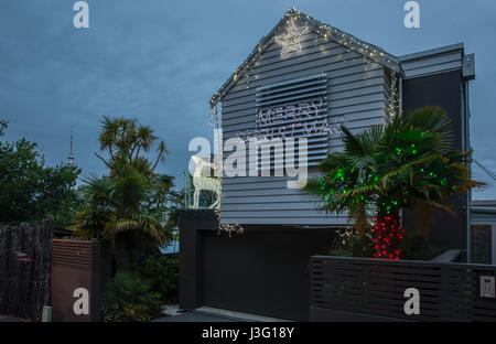 Weihnachtslichter schmücken Häuser in Franklin Road, Auckland, Neuseeland Stockfoto